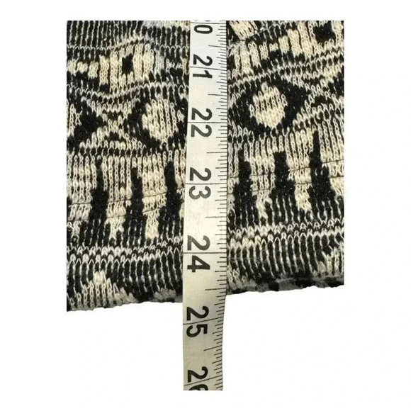 American‎ Eagle Outfitters Size Medium Black & White Aztec Hooded Zip Up Sweater - Picture 6 of 6